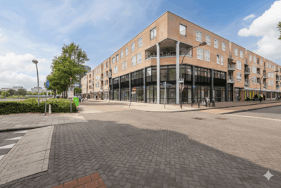 Voormalig bankgebouw in Lelystad getransformeerd tot 12 lichte appartementen met uitzicht op het Zilverpark.