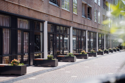 Voormalig HEMA-pand in Lelystad getransformeerd tot 24 duurzame appartementen met hoge plafonds en moderne uitstraling.